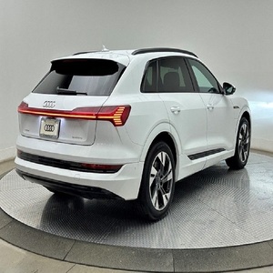 Alerte Offre Exceptionnelle! Audi e-tron Premium Plus 2022 d'occasion, super propre, moteur électrique, transmission intégrale quattro, automatique, blanc, SUV de luxe - Product Image 2