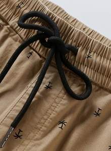 กางเกงขาสั้นผ้าฝ้ายแนวสตรีทสำหรับผู้ชายกางเกงขาสั้นผ้าฝ้ายสีทึบดีไซน์โลโก้ตามสั่ง - Product Image 6