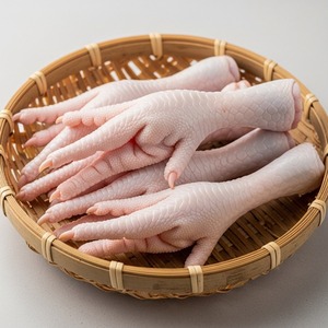 Patas de pollo congeladas de alta calidad blanqueadas y congeladas ideales para uso global al por mayor y en la fabricación de alimentos - Product Image 1