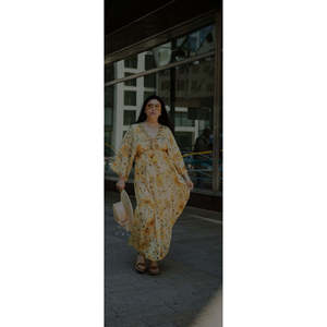 Elegante Vestido Maxi de Gasa Amarillo con Estampado Floral, Adornos de Diamantes y Cintura Imperio Drapeada para Fiestas en la Playa y Ocasiones Diurnas - Product Image 1