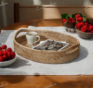 Günstige ovale Form Rattan Wicker gewebte Serviert ablett versch achtelte Serviert abletts zum Servieren von Snack-Mini-Riegel Schokolade mit Griffen