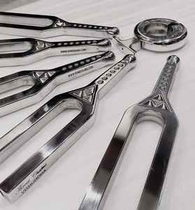 Fourche de sonothérapie (CHAKRA) pour la guérison par le son (LOT DE 8) – Grandes fourches géantes - Product Image 1