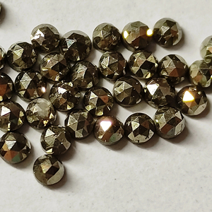 Vente en gros de cabochons de pierres précieuses pyrite naturelle 2mm-6mm pierres à dos plat taillées en rose à facettes Lot de pierres précieuses en vrac - Product Image 1