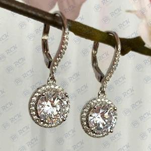 0.90 TCW Round Cut Drop Dangle Moissanite Boucles d'oreilles pour femmes/Anniversaire Cadeau Bijoux pour ses clous de diamant - Product Image 3