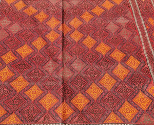 Alfombra Kilim Tejida a Mano, Color Rojo Intenso y Dorado, Diseño Geométrico de Diamantes, Tejido Plano de Lana - Product Image 2