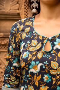Vestido Informal de Algodón con Estampado a Mano SUNHARI RAANI con Dupatta de Organza, Silueta Ajustada y Evase, Cintura Natural, Botones para Adultos - Product Image 4