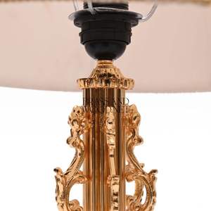Elegante Lámpara de Mesa de Latón Dorado con Pantalla de Tela Plegada, Iluminación Decorativa Clásica Hecha a Mano - Product Image 3