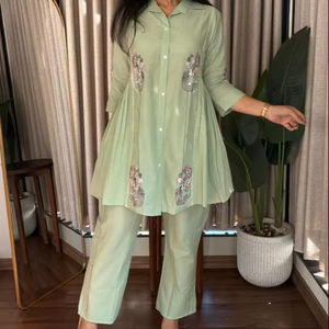 Conjunto de Cordón Bordado de Algodón Indio para Mujer |   Ropa de Oficina y Casual Modestas, Blusa de Manga Larga y Pantalón al por Mayor - Product Image 1