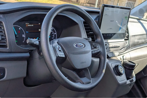 LISTO PARA CONDUCIR - USADO, VOLANTE A LA IZQUIERDA |   Volante a la derecha |   Ford E-Transit Plataforma Plana 2023 con 944 millas de kilometraje - Product Image 4