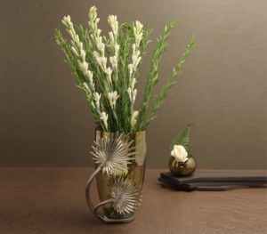 Joli pot de fleurs en métal doré de qualité supérieure avec accent accrocheur en verre doré idéal pour la décoration intérieure élégante et les espaces intérieurs - Product Image 5