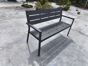 Le cadre et le plateau de la table sont en aluminium. - Product Image 2