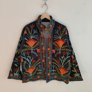 Veste courte en velours brodée Suzani, veste vintage faite à la main, veste florale Suzani, veste en velours pur, style bohème hippie - Product Image 1