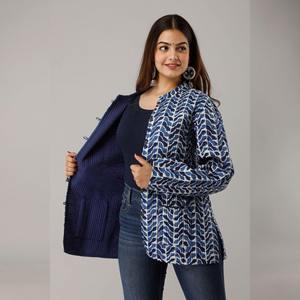 Veste matelassée en coton bleu avec décoration boutonnée, imperméable, respirante, tissée avec un motif de fleurs et de lignes sur le devant - Product Image 4