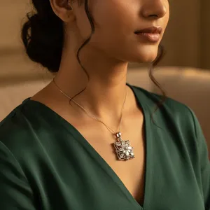 Pendentif fleur en argent 925 plaqué rhodium pour femme avec zircon et design tendance - Product Image 1