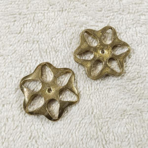 Brida de arnés de latón inglés del siglo Medieval para hebilla Teste Di Mucca Bullette M caballo cobre medallón modelo - Product Image 3