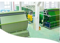 Gazon artificiel de Qingdao pour toiture, simulation d'herbe en plastique, décoration extérieure, tapis de loisirs pour football, maternelle, PP+PE
