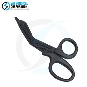 Tijeras ergonómicas de acero inoxidable de diseño negro con asas de agarre de goma suave para un uso cómodo y prolongado - Product Image 1