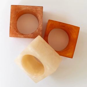 Set de ronds de serviette carrés en résine Décor de table géométrique élégant Anneaux de serviette de salle à manger uniques pour les mariages nouveauté - Product Image 1