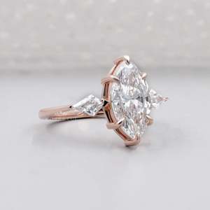 Anillo de Compromiso con Diamante Marquise en Oro Rosa, con 6 Puntas y Piedras Laterales - Certificado IGI - Product Image 2