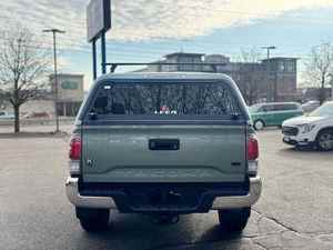 Camioneta Usada TRD Doble Cabina 2024, 4x4, Volante a la Izquierda, Automática, Paquete Deportivo de Cuero, Sistema de Navegación, Interior Claro - Product Image 4