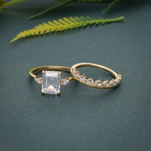 Ensemble de mariage moderne avec diamant de laboratoire émeraude VVS certifié IGI et bague de fiançailles en or 14 carats pour femme à prix réduit - Product Image 6