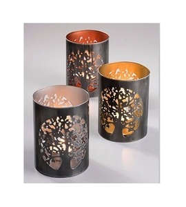 Portavelas de metal estándar con diseño elegante, perfecto para crear un ambiente cálido y acogedor en cualquier habitación. - Product Image 1