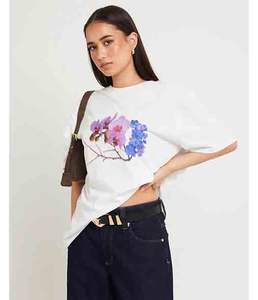 T-shirt d'été ample et écologique à imprimé floral pour femme - Product Image 1