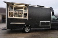Camion de restauration mobile Chevvy Coffee avec alimentation intégrée et espace de préparation, idéal pour une utilisation en extérieur et sous garantie