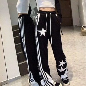 Pantalon de jogging streetwear personnalisé en polyester, coupe droite oversize pour homme, avec bandes latérales personnalisées et lacets en nylon - Product Image 1