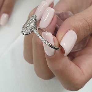 Bague solitaire faite à la main 5.34 CT taille émeraude avec double griffes Halo invisible et demi-bande d'éternité de style cathédrale - Product Image 2