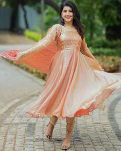 Belle robe Anarkali en soie avec robe longue pakistanaise Salwar Kameez Dupatta pour les fonctions de mariage. - Product Image 3