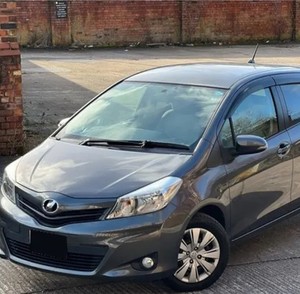 Toyotas Yariis L 4dr Sedan 6A 62 415 Millas con volante a la izquierda disponible - Product Image 3