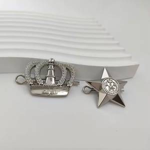 Insignia de Solapa Metálica con Corona y Estrella para Uniforme - Product Image 1