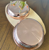 Plat de service décoratif élégant et sûr en cuivre martelé et aluminium fait main avec pieds, idéal pour mariages et fêtes