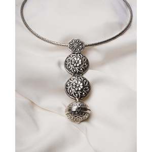 Collar con Colgante Tribal Abrible de Plata de Ley 925 para Mujer, Marca Swadeshi Pitara, 10 cm, Joyería Cultural Coleccionable - Product Image 1