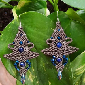 Boucles d'oreilles chandelier vintage traditionnelles en laiton plaqué or avec petites perles, cadeau mignon pour femme, fil multicolore - Product Image 1