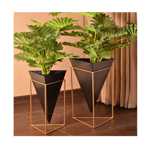 Ce pot à plantes en treillis métallique maintient les plantes en place et apporte un style simple qui s'intègre parfaitement à la plupart des salles de jardin intérieures. - Product Image 3