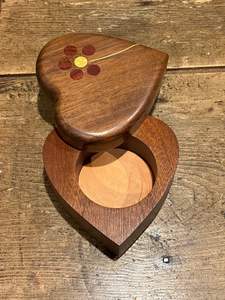 Boîte à bijoux en bois en forme de cœur faite à la main décorative Boîte de rangement pour souvenirs en bois massif rustique Article cadeau - Product Image 2