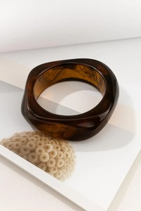 Bracelet en résine tendance, best-seller, cadeau pour femmes et filles, anniversaire ou anniversaire de mariage, disponible au meilleur prix - Product Image 3