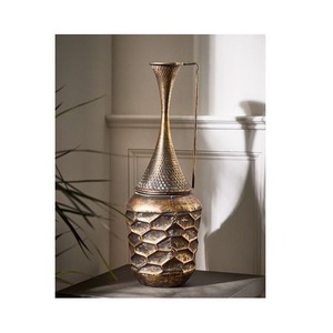 Elegante florero de hierro en tono dorado con detalles esculpidos para decoración del hogar y exhibición de arreglos florales de lujo para bodas - Product Image 4