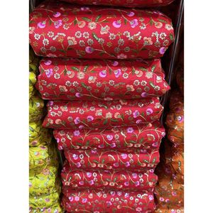 Tissu en soie Malabari multicolore avec broderie de paillettes pour chemisier et robe de créateur - Product Image 3