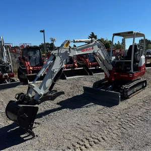 Mini-excavatrice sur chenilles TAKEUCHI fiable avec moteur et pompe hydrauliques, garantie de 3 ans - Équipement de construction à haute efficacité - Product Image 1