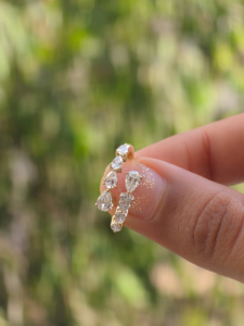 Anillo de Oro Amarillo con Diamantes Orgánicos en Corte Pera, Diseño Bypass de Dos Filas Graduadas y Efecto Cascada, Joyería Fina de Declaración - Product Image 2