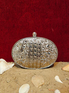 Pochette ovale en nacre avec travail floral en filigrane argenté et embellissement en perles, sac de soirée de luxe pour mariée - Product Image 4