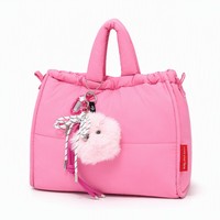 Sac fourre-tout matelassé grande capacité en nylon avec breloque pompon personnalisée OEM/ODM Sac à bandoulière pour femme Vente en gros