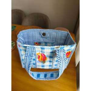 Mini sac fourre-tout bleu à carreaux, durable, avec fermeture magnétique, rembourrage matelassé et design spacieux pour sacs à lunch - Product Image 1