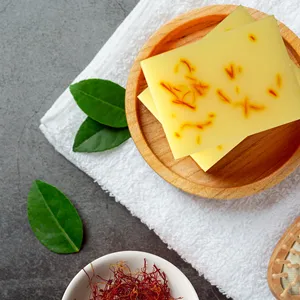 Barre de bain éclaircissante infusée de safran de marque privée | Savon naturel en vrac OEM pour le blanchiment, l'hydratation et l'éclat de la peau - Product Image 1