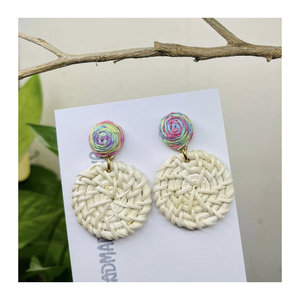 ต่างหูห่วงทรงเรขาคณิตสำหรับผู้หญิงทำจากหวายน้ำหนักเบาเป็นมิตรกับสิ่งแวดล้อมสไตล์ใหม่สำหรับฤดูร้อนสไตล์โบฮีเมียนสำหรับคริสต์มาส - Product Image 1