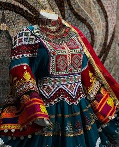 Robe afghane Kuchi ultra longue et élégante, dégradé vert, broderie lourde de pièces d'argent, travail floral artisanal, chiffon ombré - Product Image 4