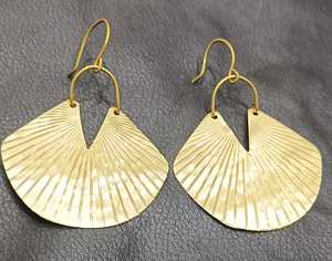 Boucles d'oreilles créoles vintage en laiton gravé à la main avec motif papillon - Boucles d'oreilles créoles argentées avec agate pour femme, cadeau - Product Image 2